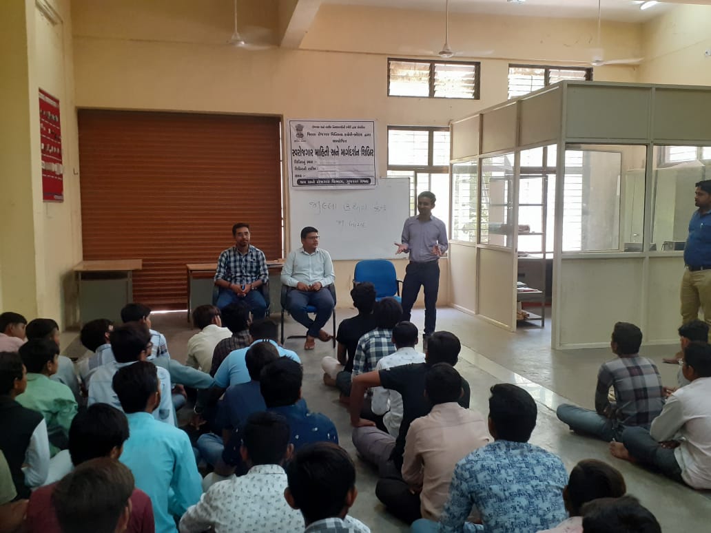 ITIBarwala's tweet photo. તેમજ અનુબંધમ પોર્ટલ અને વિવિધ રોજગાર ની ઉપલબ્ધ તકો વિશેની માહિતી પૂરી પાડવામાં આવેલા છે. બધાજ વિદ્યાર્થીઓ એ રસપૂર્વક તેમાં ભાગ લીધો તેમજ ભવિષ્ય માં આ માહિતી નો ઉપયોગ કરી તેઓ પગભર થશે તેવી અભિલાષા વ્યક્ત કરી.@Bhupendrapbjp @narendramodi @GujLabEmpDept https://t.co/NUpvlkC3FA