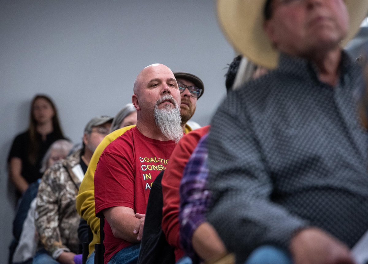 BREAKING: Around 1:30 a.m. —after 8 1/2 hours of meeting including 3 hours of impassioned public comment — the Edgewood Town Commission voted 4-1 to pass an ordinance restricting access to abortion. Photos: @EddieMoore8 
abqjournal.com/2593785/edgewo…