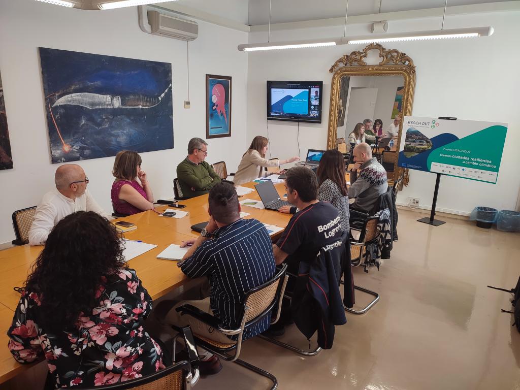 AytoLogrono's tweet photo. 👥🌍| El Ayuntamiento de #Logroño ha acogido esta mañana una nueva jornada técnica de trabajo del proyecto europeo para la adaptación al #CambioClimático #REACHOUT, centrada en las mejoras frente a las amenazas de inundaciones.

👉 Más info: https://t.co/5ldqkRLMtv https://t.co/Cc5Y2K5CMu