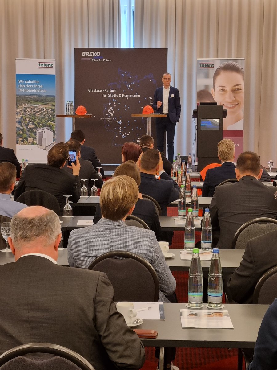 BREKOverband's tweet image. „Der #Glasfaserausbau in #BadenWürttemberg nimmt endlich Fahrt auf. Aber wir können nicht zufrieden sein, bevor wir nicht jeden Haushalt angeschlossen haben.“ – Bernhard Palm, Landesgruppensprecher #BaWü des BREKO, in seiner Begrüßung zum #Glasfaserforum in #Stuttgart.
