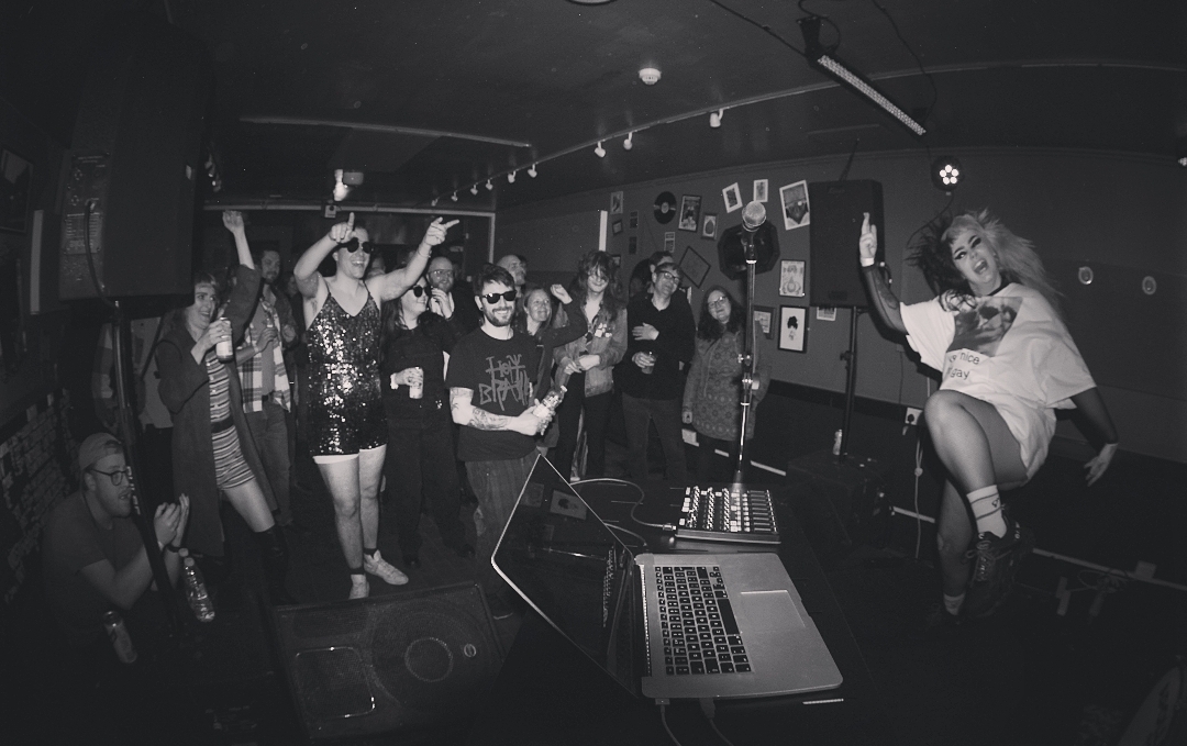 💥UP NEXT💥

Apr 30 | LEICESTER <a href="/HandmadeTotally/">Handmade Festival</a>
May 6 | NEWCASTLE zerox w/ @cltdrp
May 27 | LONDON <a href="/PortalsLondon/">Portals London</a>
Jun 3 | EDINBURGH <a href="/hiddendoorarts/">Hidden Door</a>
Jun 10 | LEEDS ~tba~
Jul 5 | CHELTENHAM <a href="/2000trees/">2000trees Festival</a>
Aug 16 | BRISTOL <a href="/ATGFestival/">ArcTanGent</a>

tickets @ linktr.ee/straightgirluk

📸 Andi Talbot