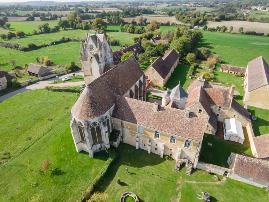 AbbayeNormandie's tweet photo. Prieuré Sainte-Gauburge #Orne. Placé sous le vocable de la patronne des apothicaires, l'installation de moines daterait de 1006. La nef gothique se termine par un chevet éclairé de hautes baies ornementées de feuillages. Abrite désormais @EcomuseduPerche (Crédit📷:Michel Dehaye) https://t.co/h5l2CHSAHT