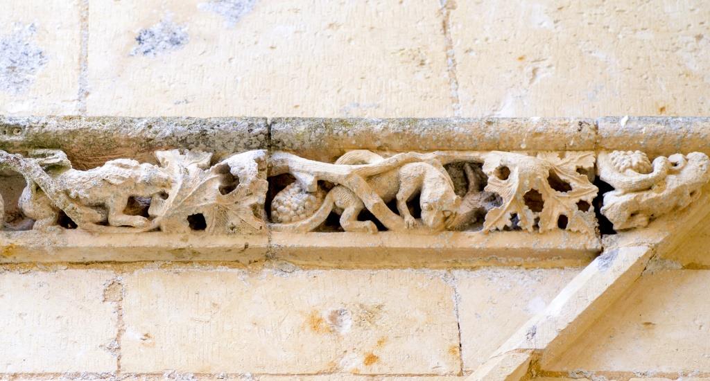 AbbayeNormandie's tweet photo. Prieuré Sainte-Gauburge #Orne. Placé sous le vocable de la patronne des apothicaires, l'installation de moines daterait de 1006. La nef gothique se termine par un chevet éclairé de hautes baies ornementées de feuillages. Abrite désormais @EcomuseduPerche (Crédit📷:Michel Dehaye) https://t.co/h5l2CHSAHT