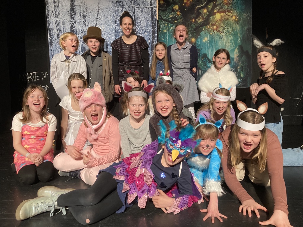WLT_Theater's tweet photo. Die 1.Hälfte unseres Spielclubfestivals „Bühnensturm“ ist geschafft!Am letzten Wochenende feierten unser Jugend- und Kinderclub 2 tolle Premieren!Am nächsten Wochenende geht es weiter:Am Freitag+Samstag ist der Club „Generatiös“ mit „Hilfe, das Volk kommt!“ von Dario Fo zu sehen https://t.co/3ah9wpKGLh