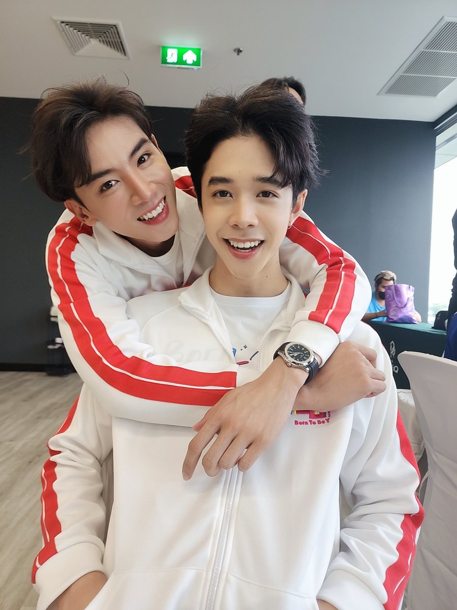 WeLoveYThai's tweet photo. พีณัธ แม่เรียกถ่ายรูป
น่ารักจนใจเจ็บคู่นี้
🩷💕
#peechanon
#nutrapeepong
#BornToBeYTheSeries https://t.co/qLYFldD1NF
