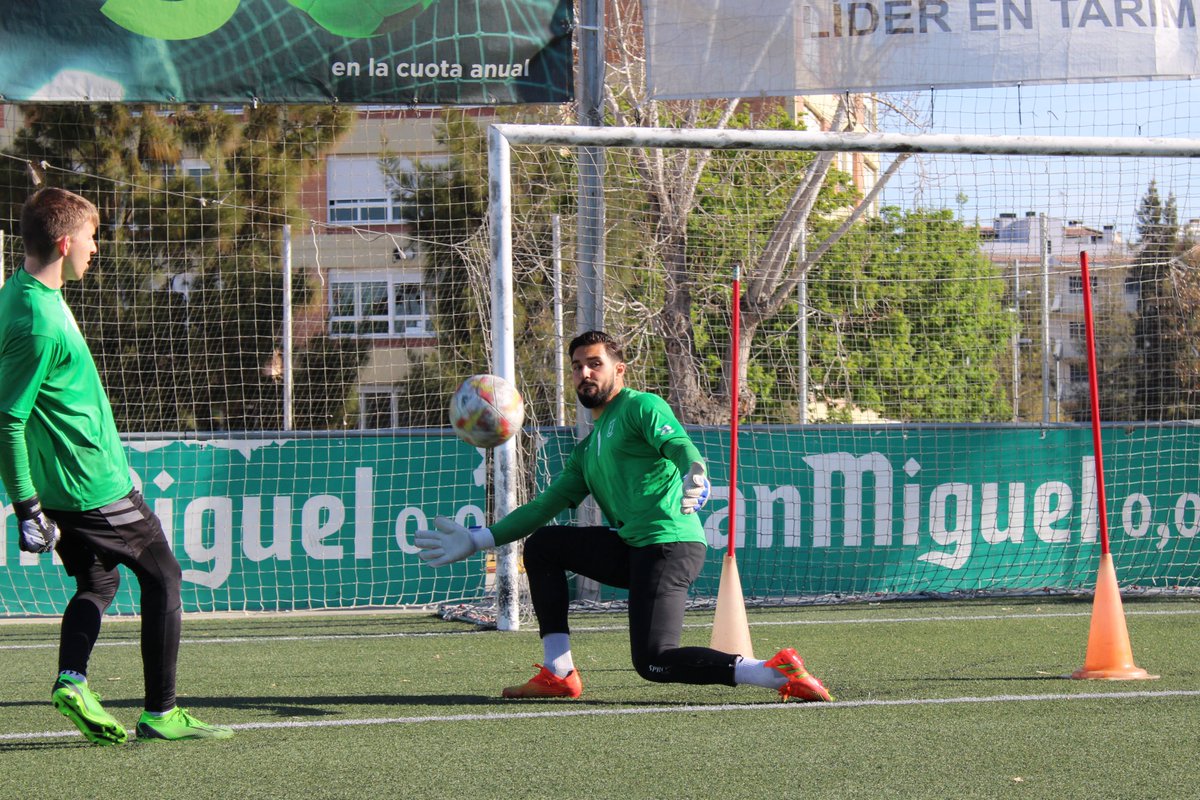 ue_cornella's tweet photo. ⚡️ ¡𝗡𝗼 𝗵𝗮𝘆 𝘁𝗶𝗲𝗺𝗽𝗼 𝗾𝘂𝗲 𝗽𝗲𝗿𝗱𝗲𝗿! 🧤

🔜🎯 #RealSociedadBCornellà 

#HoHemDeViure 💚 https://t.co/mQ6cas6UYn