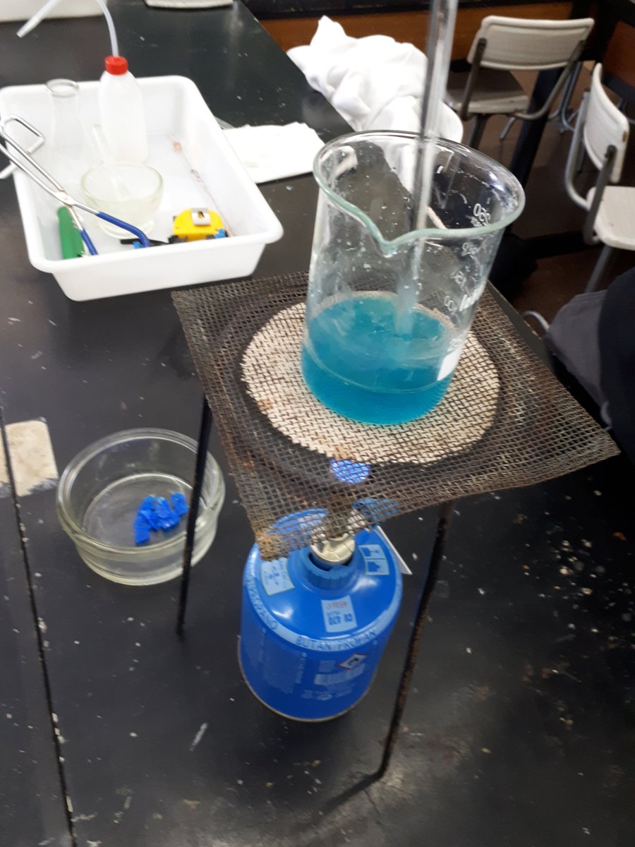 michaelhache1's tweet photo. Fabricando cristales Kyber...... luego habrá que proceder a corromper hacia el Lado Oscuro https://t.co/6Ec76SomIF