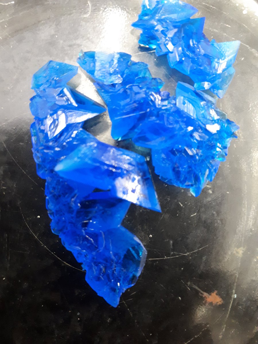 michaelhache1's tweet photo. Fabricando cristales Kyber...... luego habrá que proceder a corromper hacia el Lado Oscuro https://t.co/6Ec76SomIF