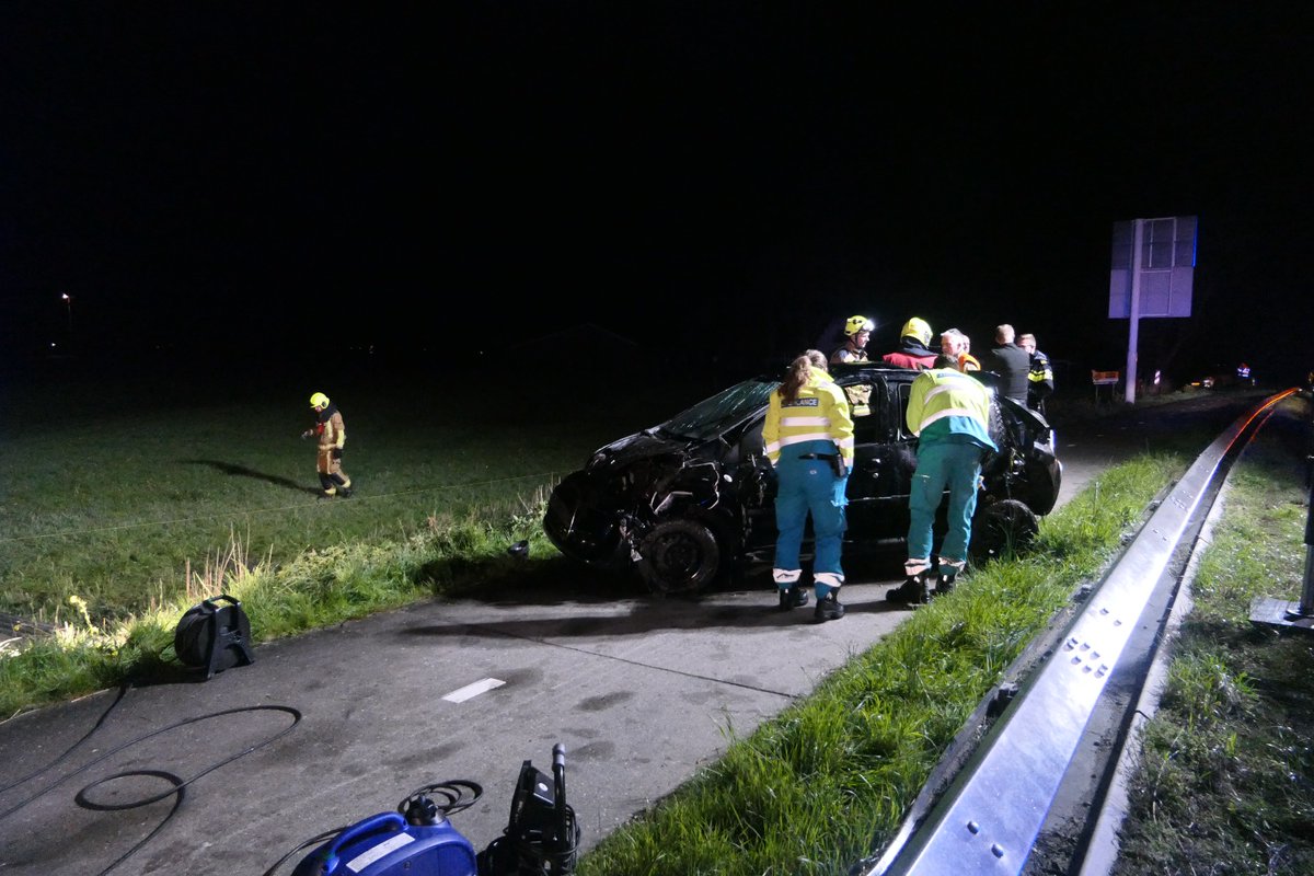 Afgelopen nacht is de HV-Kraan ingezet bij een voertuig te water. De 2e binnen een week, waarbij we in beide gevallen het voertuig op het droge hebben gehezen, zodat er onder het voertuig gezocht kon worden door de duikers🤿.  Foto's met dank aan:  <a href="/hponhnz/">Hans Peter Olivier</a>