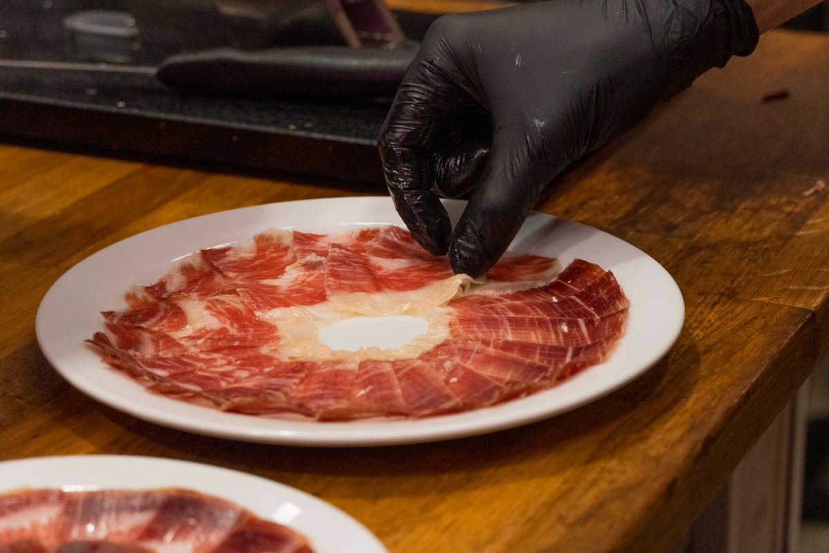 Jamon_EveryBody's tweet photo. La extraordinaria textura y lo exquisito que resulta al paladar el jamón ibérico puro 100% de Bellota de Los Pedroches no deja indiferente a nadie… ¡ni siquiera a los paladares más exigentes! https://t.co/a4xuADsfaj