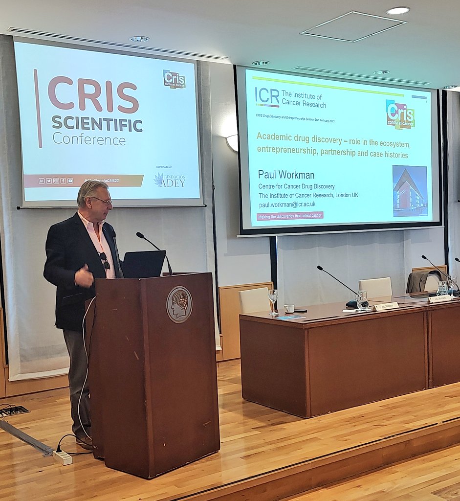 criscancer's tweet photo. 🔴 El profesor #PaulWorkman, de @ICR_London, nos habla de la investigación y diseño de fármacos, evaluando el ecosistema actual y analizando los casos de éxito con su ponencia "Academic drug discovery, Role in the Ecosystem Partnership and Case histories".
#DiaCienciaCRIS2023 https://t.co/AHgbtZXMp3