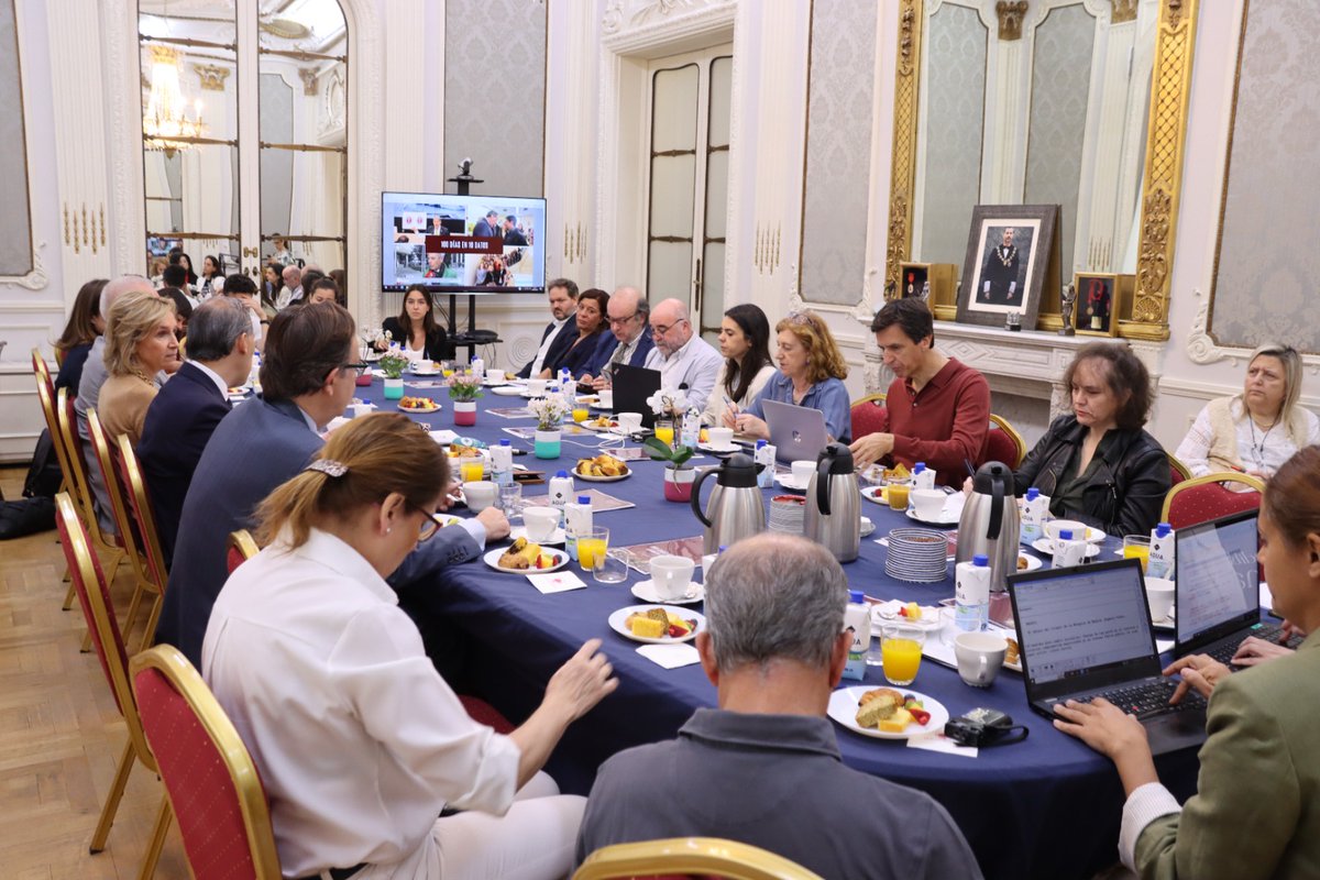 icam_es's tweet photo. 📷 Recibimos a los medios de comunicación para hacer balance de estos primeros #100díasICAM de la nueva Junta de Gobierno, en los que hemos puesto en marcha el 60% de nuestros compromisos que pasamos a detallar (abrimos hilo) 👇#TransparenciaICAM https://t.co/0r68E3zU26