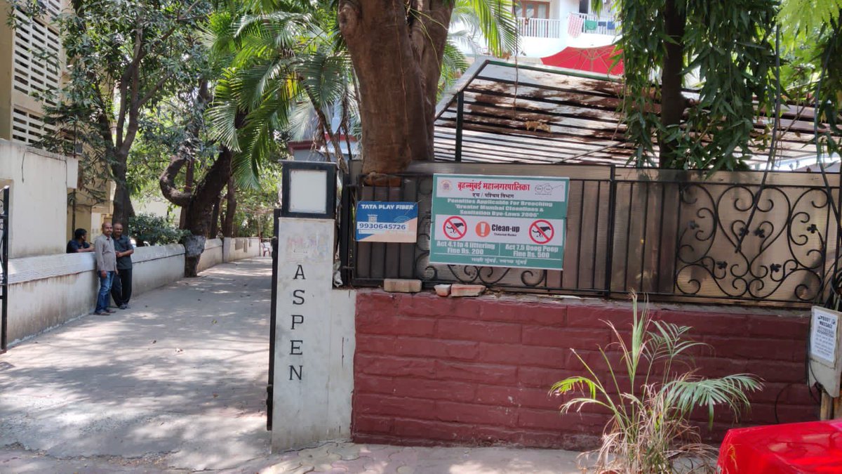 perrycrossalm's tweet photo. @Asif_Zakaria @mybmcWardHW @mybmc @CommunityBandra @bandrabuzz sign boards put up on Perry Cross Rd (north) to encourage residents &amp; dog walkers, to pick up after their furry friends! Thank you @Asif_Zakaria for immediately responding to our request &amp; making this happen! https://t.co/Lx4M0xp2Tg