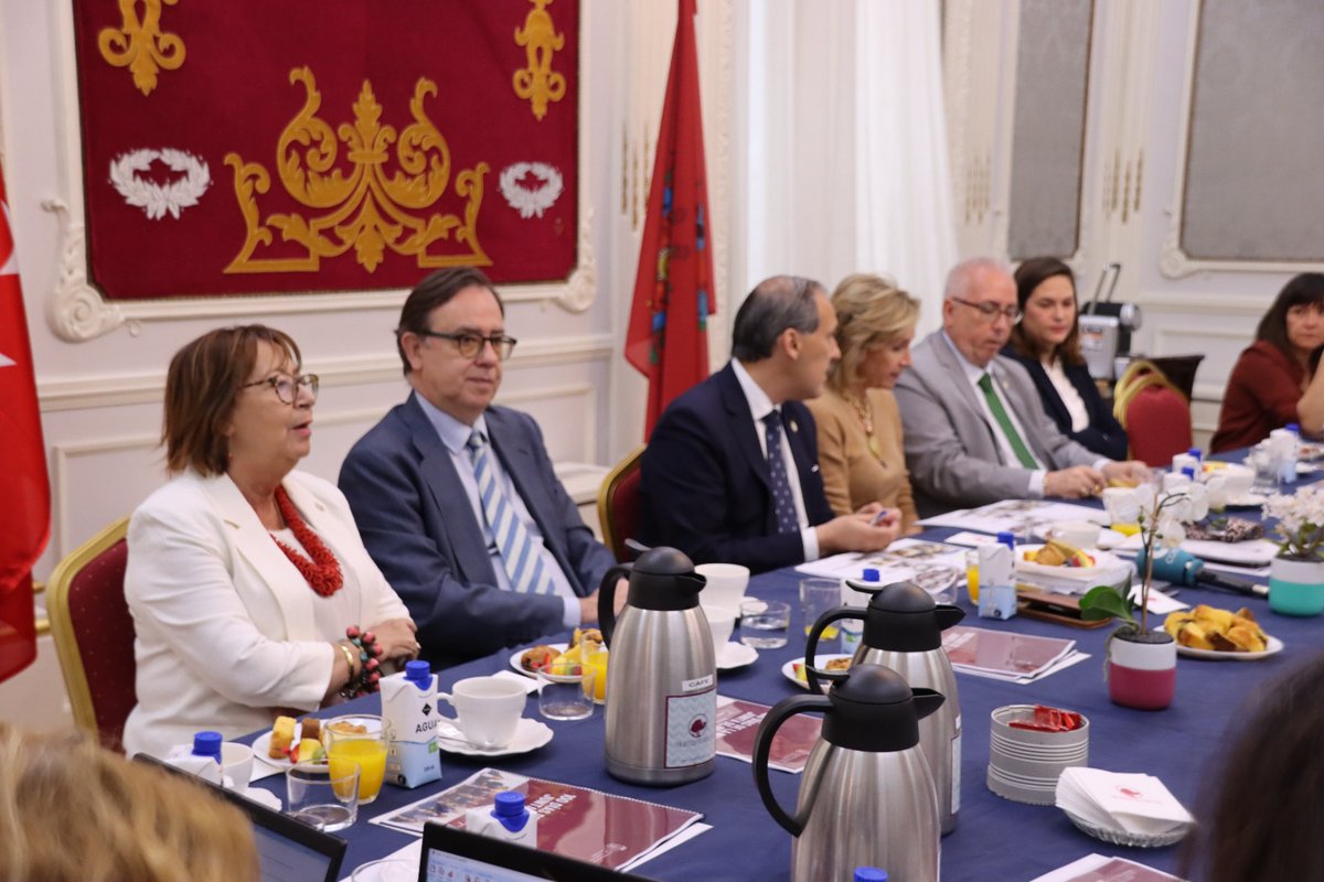 icam_es's tweet photo. 📷 Recibimos a los medios de comunicación para hacer balance de estos primeros #100díasICAM de la nueva Junta de Gobierno, en los que hemos puesto en marcha el 60% de nuestros compromisos que pasamos a detallar (abrimos hilo) 👇#TransparenciaICAM https://t.co/0r68E3zU26