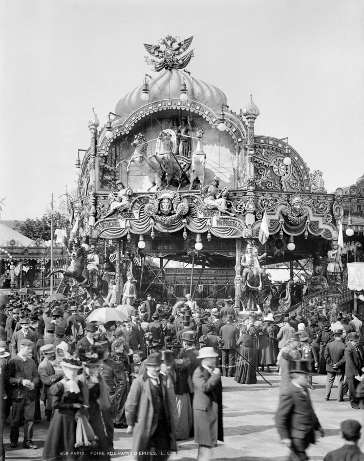 [PHOTO DU JOUR] #Photodujour
Paris, la Foire aux pains d'épices, place de la Nation et cours de Vincennes.
© Léon &amp; Lévy / Roger-Viollet