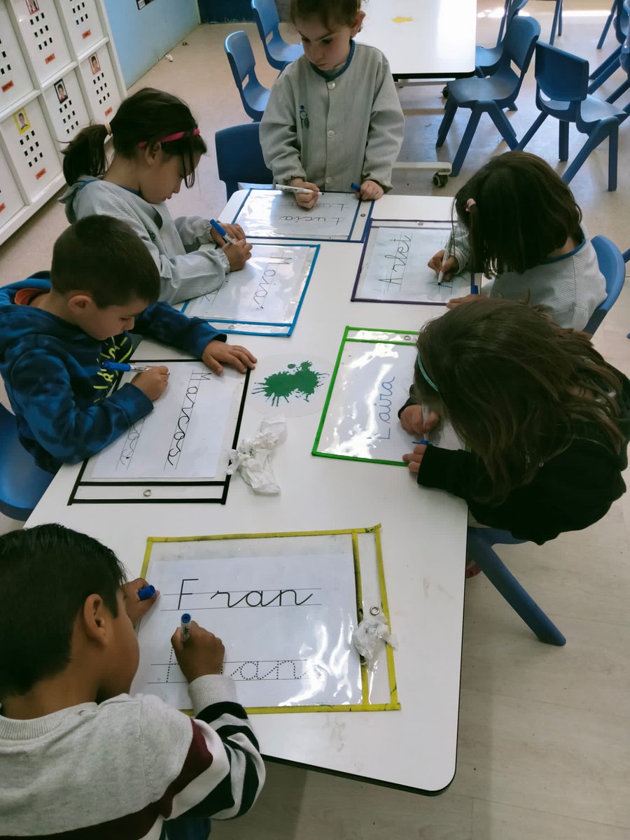 FEDACSantFeliu's tweet photo. Els víkings de I4 ens endinsem en el coneixement del nostre nom en lletra lligada de manera manipulativa.
#lectoescriptura #I4 #llenguatges #TenimUnProjecte https://t.co/LUgxflg5kM