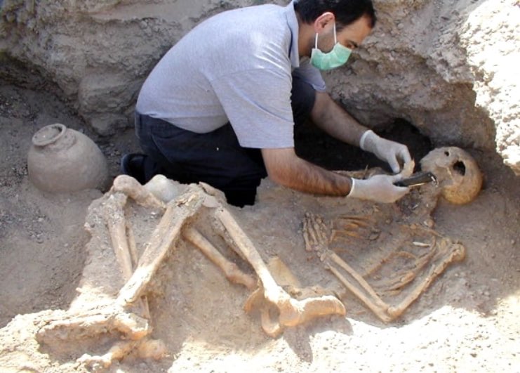 #Curiosidades 

¿El ojo artificial más antiguo del mundo?

En Burnt City (Shahr-e Sukhteh) en el desierto de Sistán (Irán), se encontró un enterramiento con una antigüedad de 4800 o 5000 años. Se trata de una mujer de entre 25 y 30 años de edad de alta posición que, y esto es lo