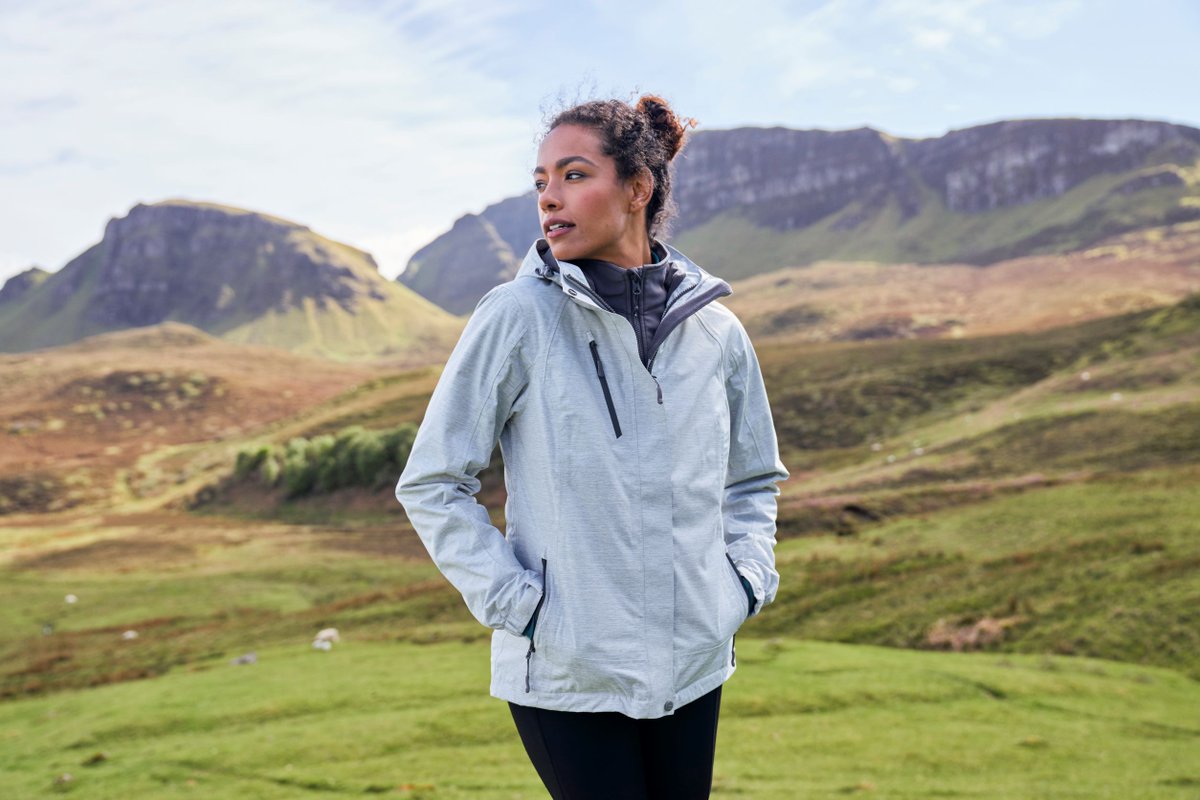 The Bracken Extreme Womens 3 in 1 Jacket can be worn in three different ways, making it ideal for hiking or to shelter from April showers in your everyday adventures ✨
