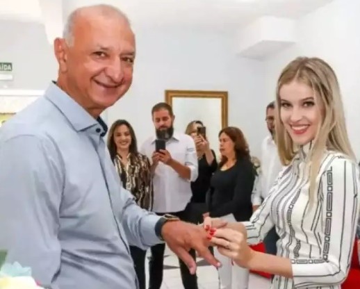 SergioAJBarrett's tweet photo. Mas quem iria imaginar que o prefeito de 65 anos, casado agora com uma menina menor de idade, fez campanha para o Bolsonaro? https://t.co/pESprs9nPE
