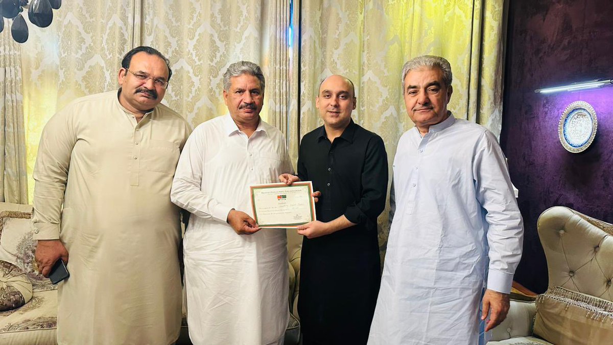 rana_Yaqub5's tweet photo. ملتان: پاکستان پیپلزپارٹی کے رہنماء سید علی قاسم گیلانی نے حلقہ #PP208 سے چوہدری شاہد بشیر کو پنجاب اسمبلی الیکشن کیلئے پاکستان پیپلزپارٹی کا ٹکٹ دیا
ملتان: چوہدری شاہد بشیر حلقہ #PP208 سے پنجاب اسمبلی کیلئے پاکستان پیپلزپارٹی کے امیدوار ہونگے
@BBhuttoZardari
@KasimGillani @YusufRazaGilan1
