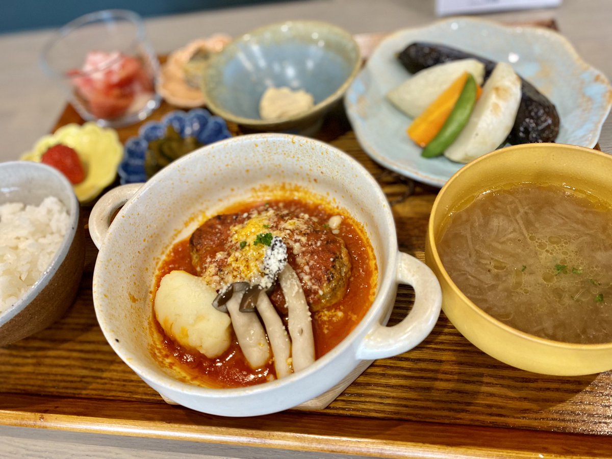 sibasakinouen's tweet photo. 来週まで、メインが麦豚のトマト煮込みハンバーグ、もしくはマッシュポテトとエビグラタンです😄
#nofu https://t.co/hu0zHSfuc1