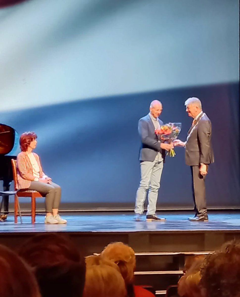 LichtjesBoZ's tweet photo. Gefeliciteerd aan Jean-Jacques van Giels met de Koninklijke onderscheiding voor zijn bijzondere bijdrage aan de samenleving. Als medeoprichter van Lichtjes op Oorlogsgraven Bergen op Zoom en zijn inzet voor goede doelen zijn wij enorm trots op hem! #koninklijkeonderscheiding https://t.co/b7WUT3bxqA