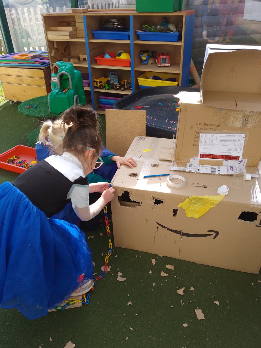 BeethamSchool's tweet photo. Give EYFS a big box and they'll make a castle! https://t.co/aceO1UcDMo