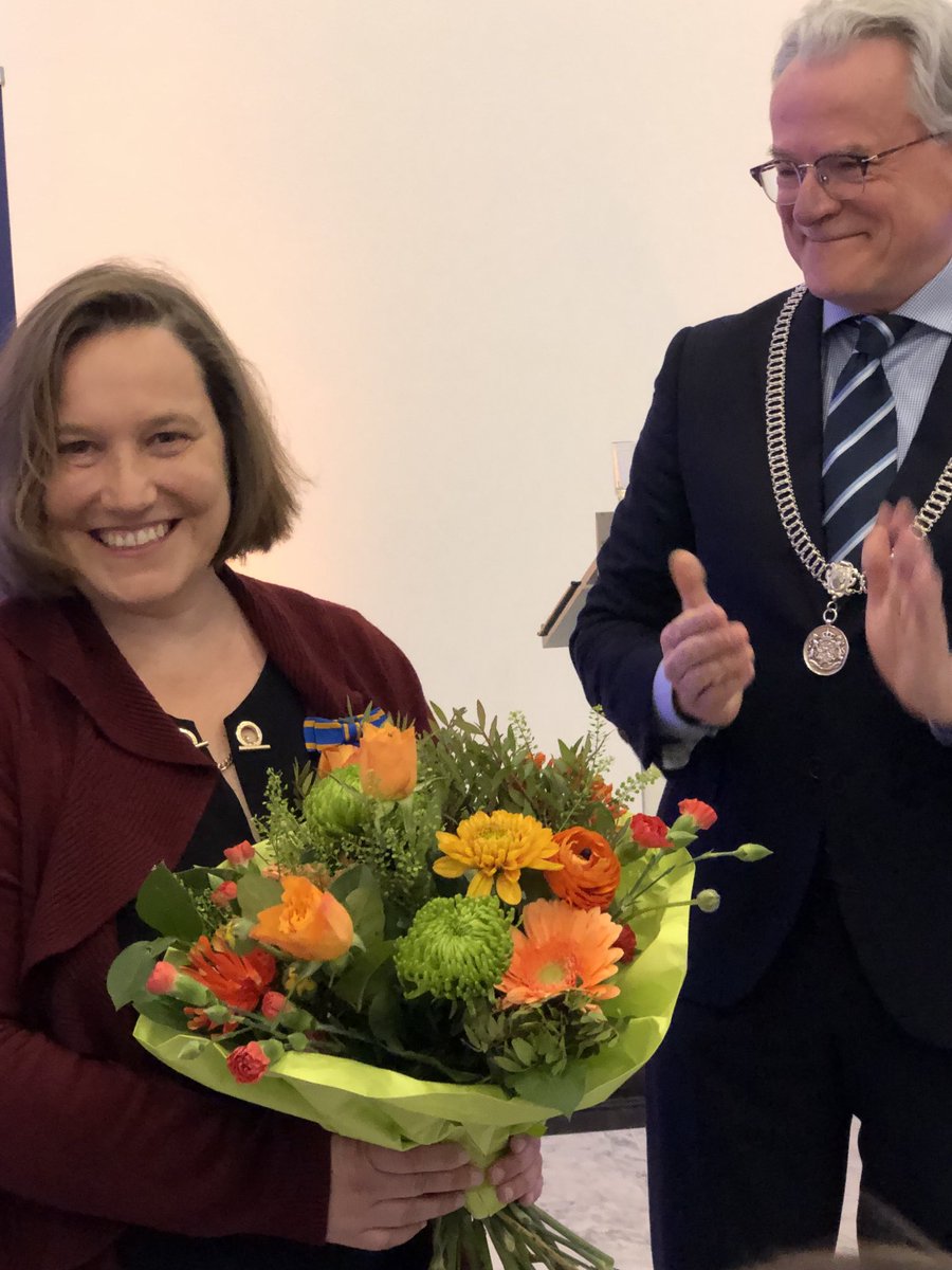 Zojuist werd ⁦<a href="/univgroningen/">University of Groningen</a>⁩ hoogleraar ⁦<a href="/luzylein/">Katja Loos</a>⁩ benoemd tot Ridder in de Orde van de Nederlandse Leeuw 🎖️Heel hartelijk gefeliciteerd namens het College van Bestuur 👏💐
