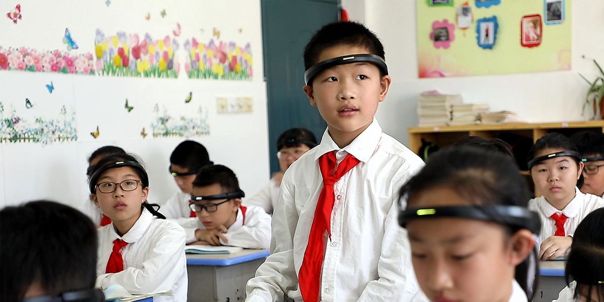 AiLab53770's tweet image. A US company developed special headbands that were used to test students&apos; concentration levels at Jinhua Xiaoshun Primary School in eastern China. The headbands transmit real-time data on the student&apos;s engagement levels during learning.#AI #ArtificialIntelligence #aiedutech