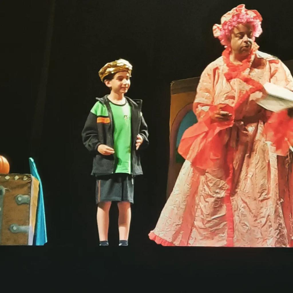 dominiquesTGN's tweet image. 💚🧡 Poor Cinderella has a few problems: 
👉 her horrible step-sisters, 
👉 her almost-completely deaf fairy godfather, 
👉 and a short-sighted Prince Charming. 
Can we help her? Yes, we can!
🎭 Teatre en anglès 🇬🇧amb Cinderella a C. Inicial
We love your plays @ipaproductions_