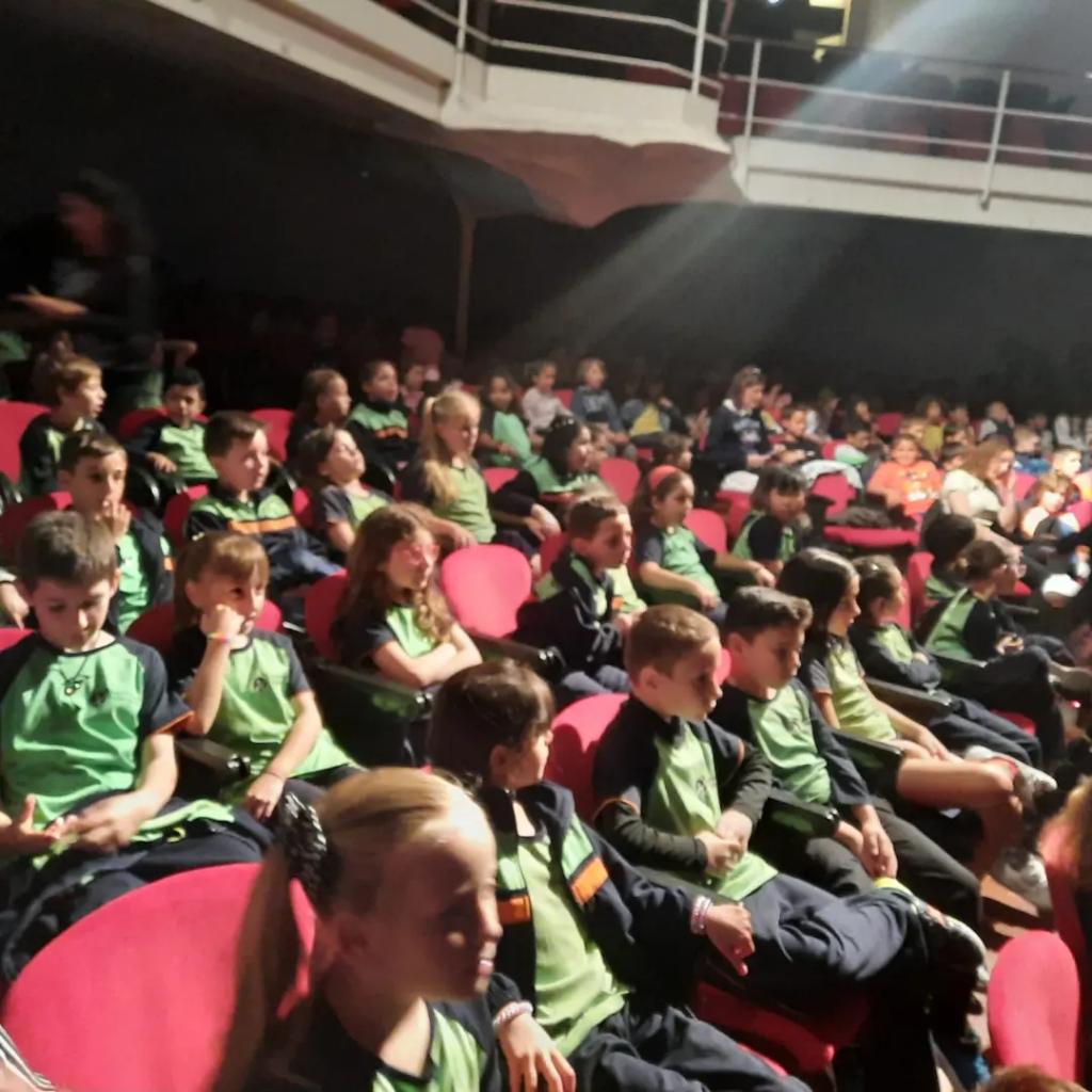 dominiquesTGN's tweet image. 💚🧡 Poor Cinderella has a few problems: 
👉 her horrible step-sisters, 
👉 her almost-completely deaf fairy godfather, 
👉 and a short-sighted Prince Charming. 
Can we help her? Yes, we can!
🎭 Teatre en anglès 🇬🇧amb Cinderella a C. Inicial
We love your plays @ipaproductions_