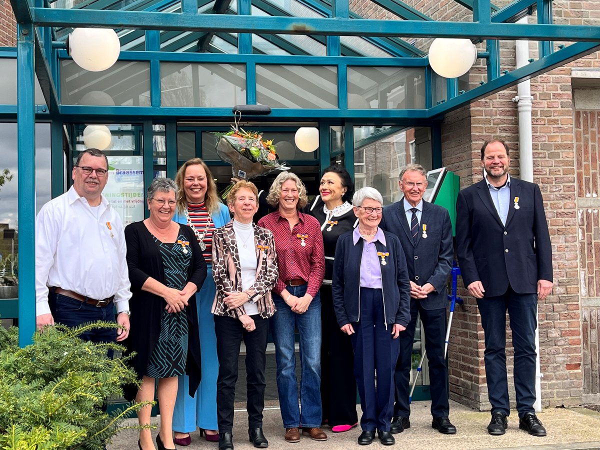 Geweldig! In Kaag en Braassem werden vanmorgen 8 Koninklijke Onderscheidingen uitgereikt. Een prachtig gezelschap. Lees meer over deze supervrijwilligers op kaagenbraassem.nl/Inwoners_en_on…