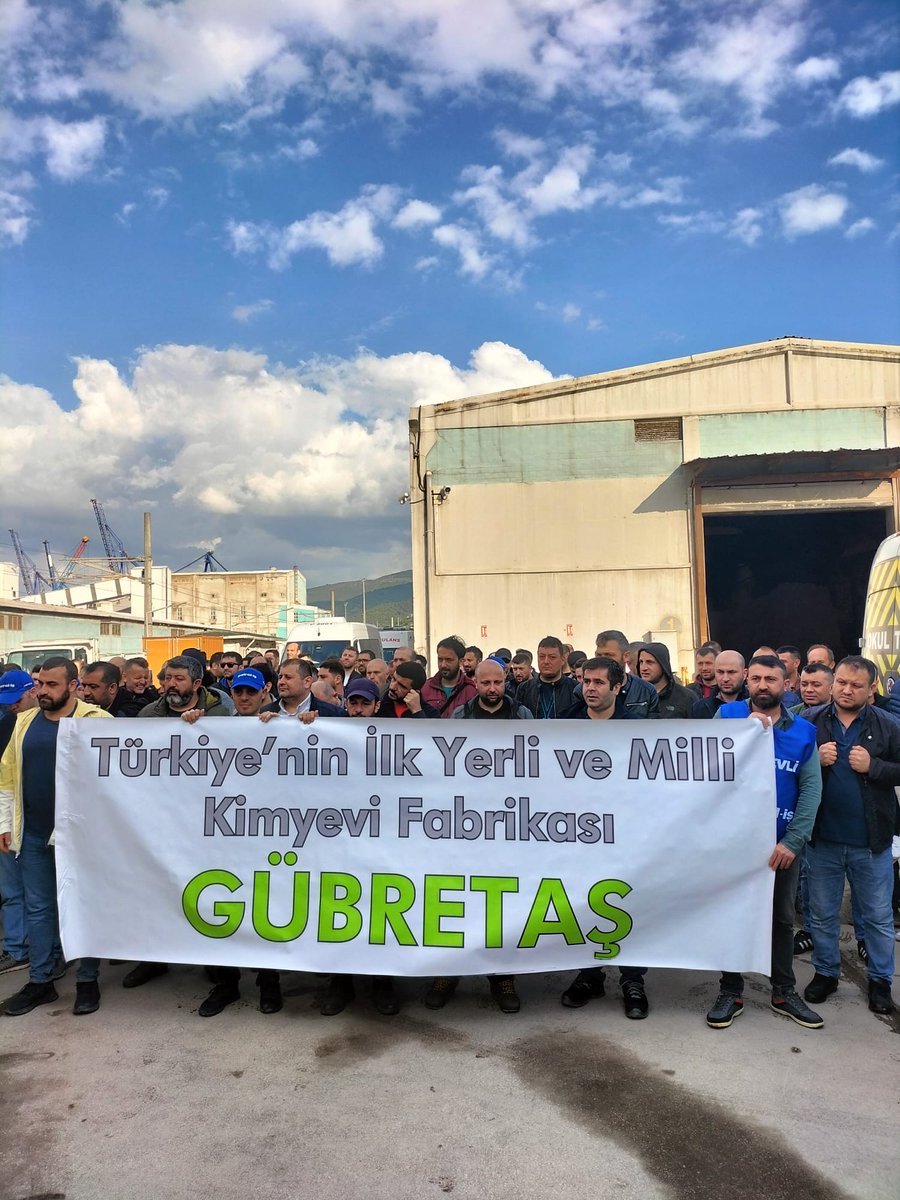 Gübretaş işyerimizde çalışan üyelerimiz alın terinin ve emeklerinin karşılığını alabilmek için haklı mücadelelerine devam ediyorlar.
Bu sabah D-100 kenarında servislerden inen üyelerimiz alkış ve sloganlar eşliğinde fabrikaya kadar yürüyerek süreci protesto ettiler.