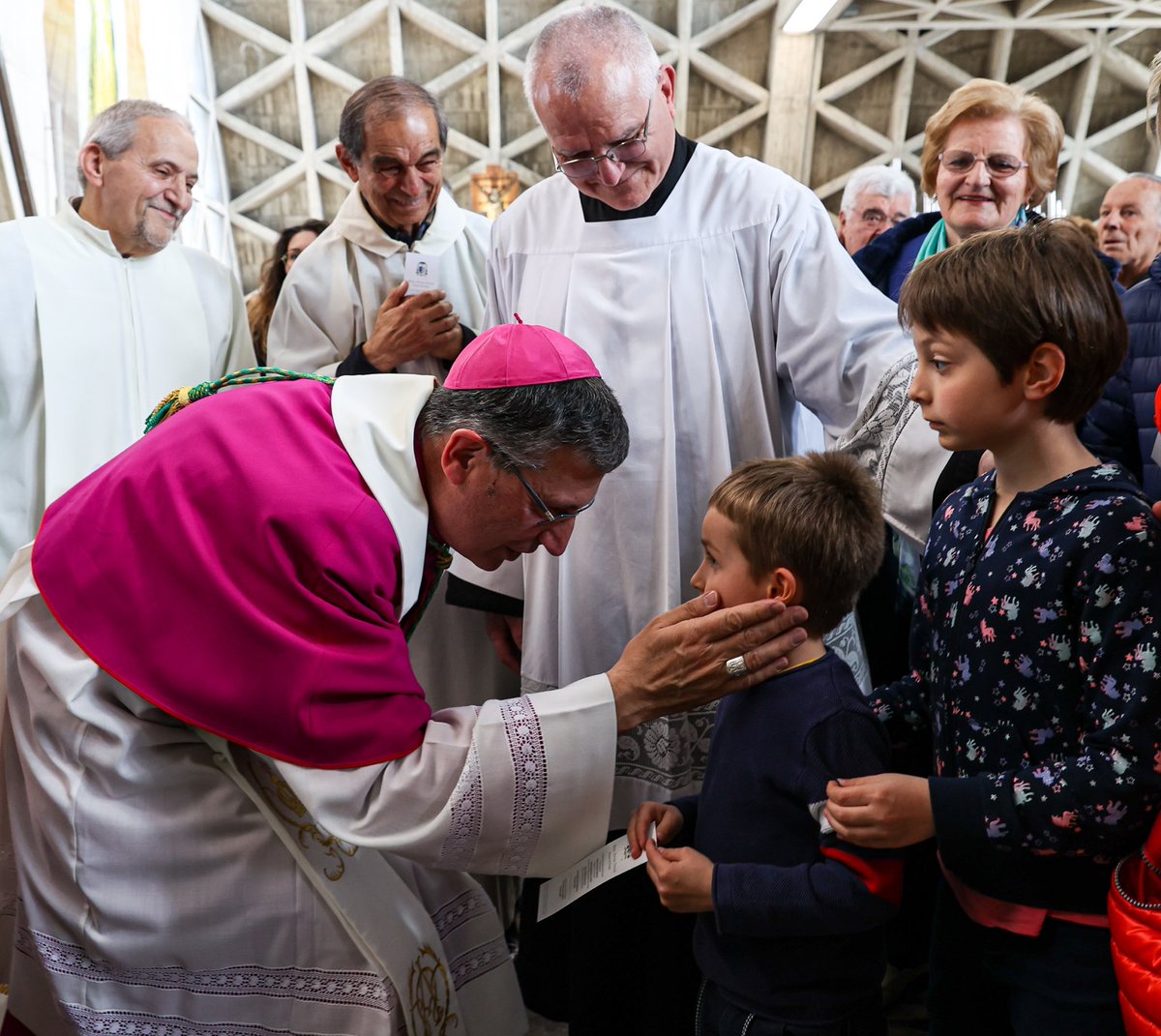 Trieste abbraccia il nuovo pastore, il vescovo Enrico Trevisi
avvenire.it/chiesa/pagine/…