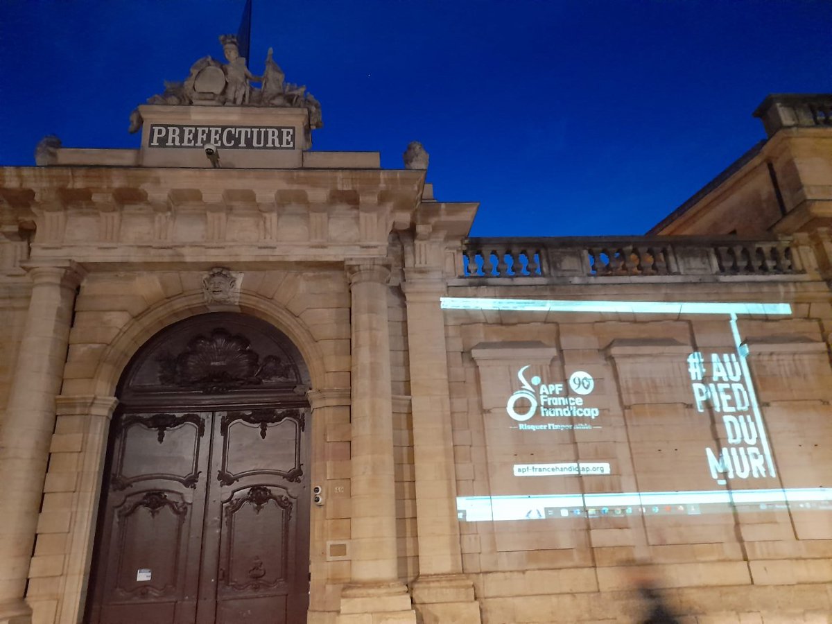 Du côté de Dijon, c'était projection de #AuPiedDuMur sur la Préfecture