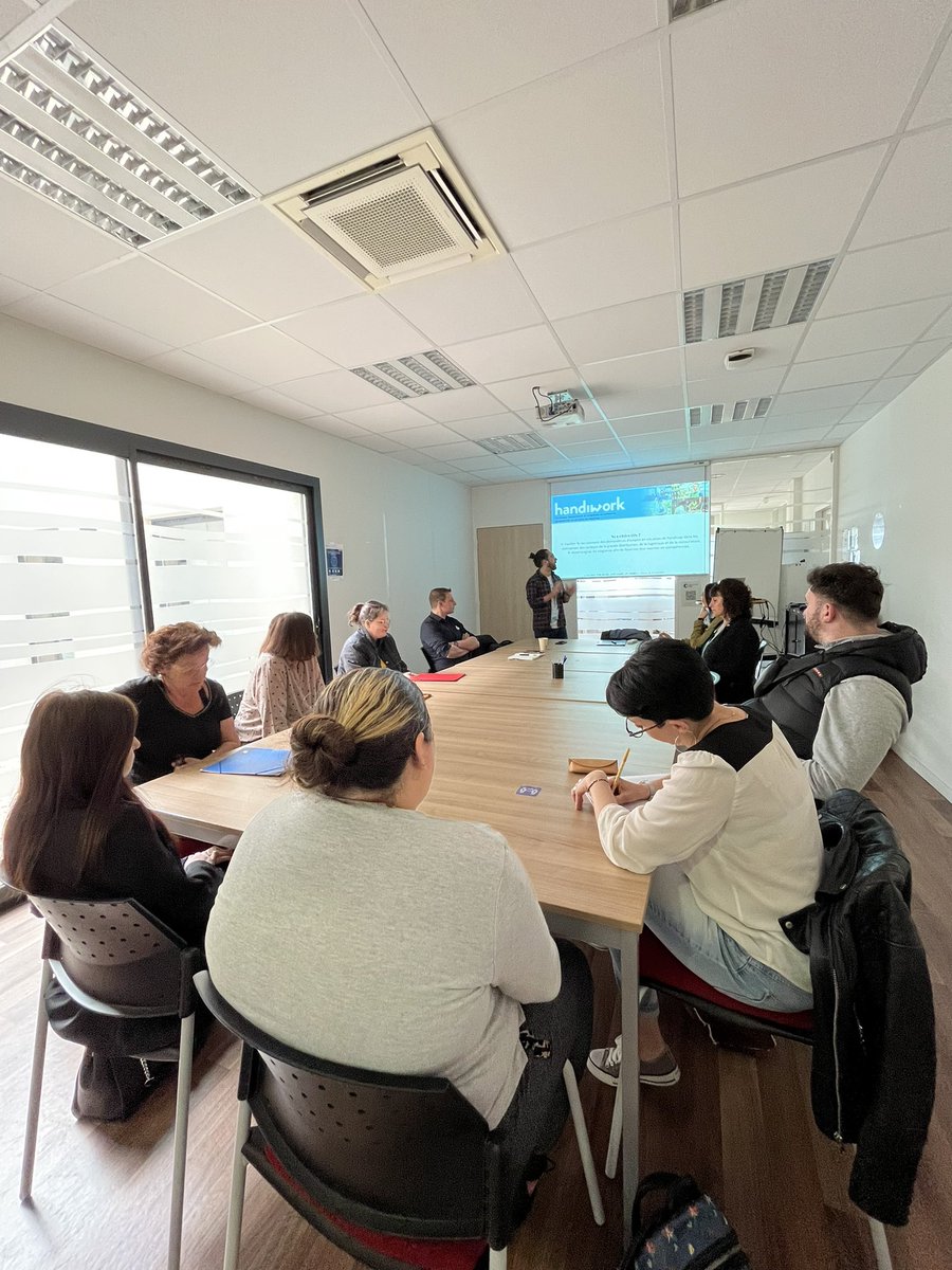 #RECRUTEMENT
👉🏼 Ce matin au #PoleEmploi de #Narbonne, <a href="/BurgerKingFR/">Burger King France</a> 🍔 recrute 4 employés polyvalents de restauration H/F avec le dispositif #Handiwork :
✅ Travail en synergie avec <a href="/Capemploi11/">Cap emploi 11</a> pour la recherche de profils
✅ 4 candidats retenus 
➕ 1 candidat en liste d’attente