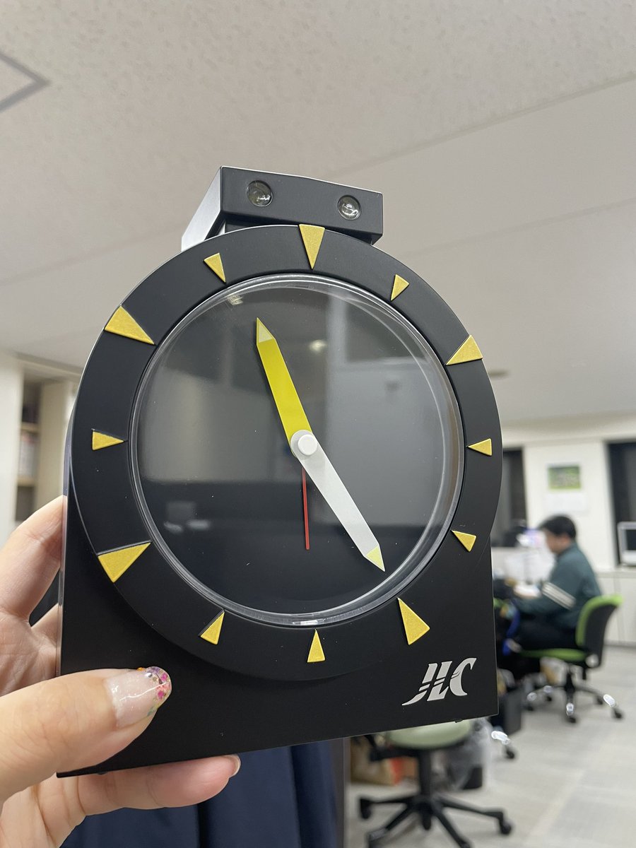 大時計貰った⏰ 目覚ましにもなるみたいだから電池買って帰ろう🔋（ミ）