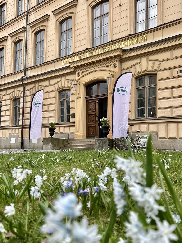Idag samlar vi branschen för en inspirationsdag på <a href="/KSLA_Academy/">KSLA</a> i Stockholm. Tuffa tider råder just nu med krig och oro i vår omvärld, vilket på olika sätt påverkar ekomarknaden. Därför tycker vi att det är viktigt att mötas och tillsammans hitta kraften framåt.