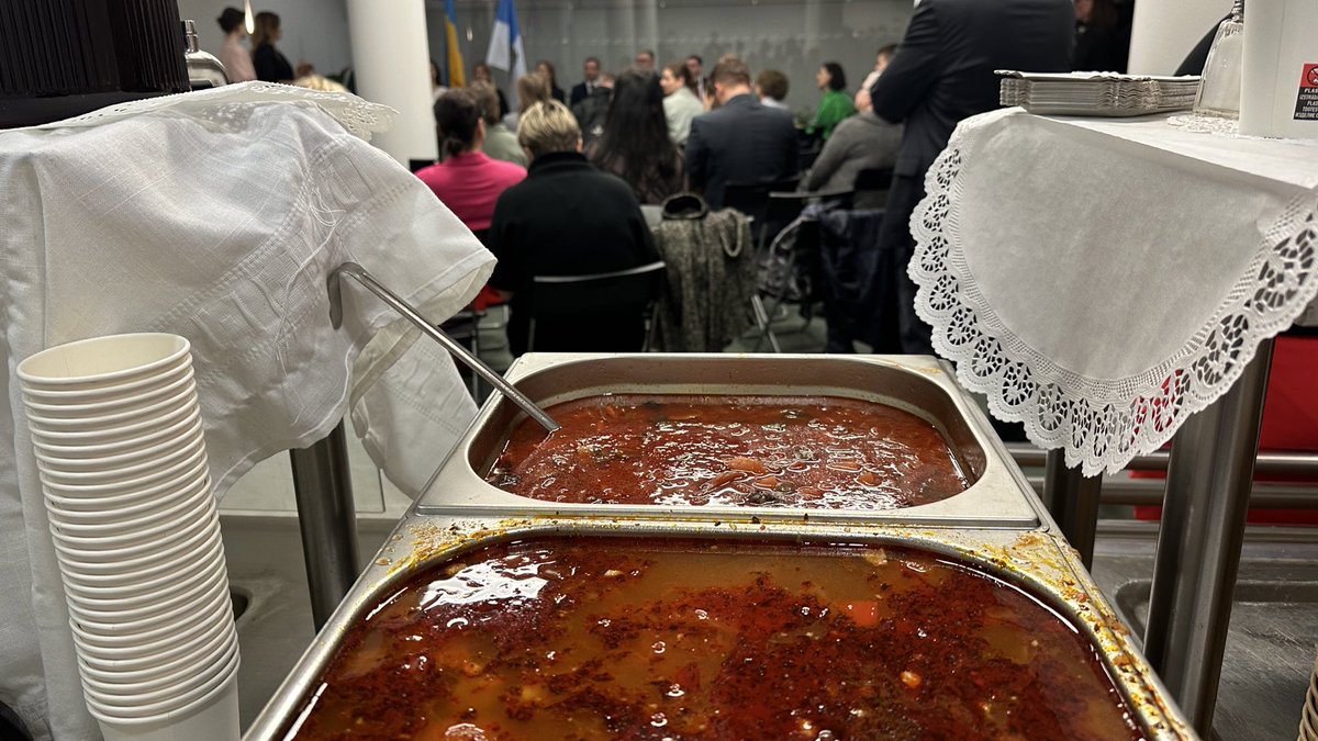 MStakis's tweet photo. Rīgas rātsnams tagad kļuvis arī par Ukrainas bēgļu atbalsta un integrācijas vietu! 

@RigasDome bijušās ēdnīcas telpās durvis vērs biedrību “Tavi draugi”, “Common Ground”, “Gribu palīdzēt bēgļiem” un “Borščs” kopīgais centrs “Rīgas sirds”! 🇺🇦❤️🇱🇻 https://t.co/hvowmzMOt7