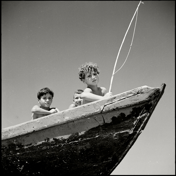 Ischia, Herbert List, 1934
Nella foto bambini su una barca sulla spiaggia di Sant'Angelo.
#ischia #herbertlist #isoleminori #isoleitaliane #mare #isole #island #sea #isola #tirreno #mediterraneo  #isoleminorifoto instagram.com/p/CBTX7vqnkOG/