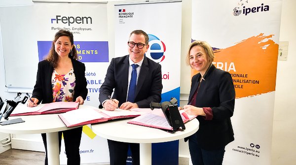 ÉVÉNEMENT | 🖊 IPERIA signe aujourd’hui une convention de partenariat avec @poleemploi_IDF et la @FEPEM à Paris. ➡ D’ici 2030, en Ile-de-France, plus de 151 000 emplois seront à pourvoir dans le secteur de l’#emploiadomicile. @NadegeTurco @lhotel_d @YamnaCHRIRAA @S_berger100