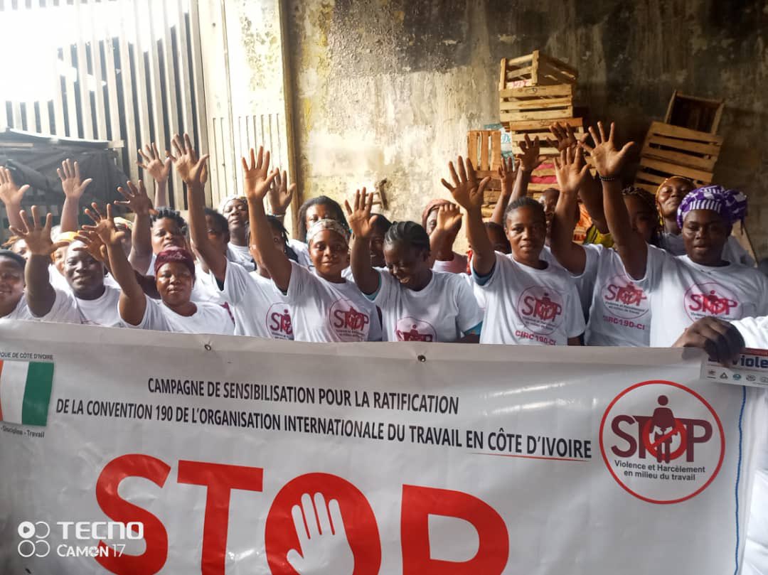 cisl_dignite's tweet photo. Campagne de sensibilisation de l’Intersyndical avec les travailleurs du secteur informel au marché d’ABOBO pour le lancement d’une pétition et un plaidoyer auprès de l’Etat pour la ratification de la C190 de l’#OIT portant sur l’harcèlement et les violences en milieu du travail. https://t.co/IALkCr0Dqg