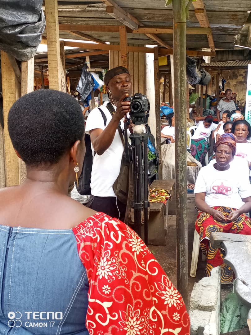 cisl_dignite's tweet photo. Campagne de sensibilisation de l’Intersyndical avec les travailleurs du secteur informel au marché d’ABOBO pour le lancement d’une pétition et un plaidoyer auprès de l’Etat pour la ratification de la C190 de l’#OIT portant sur l’harcèlement et les violences en milieu du travail. https://t.co/IALkCr0Dqg