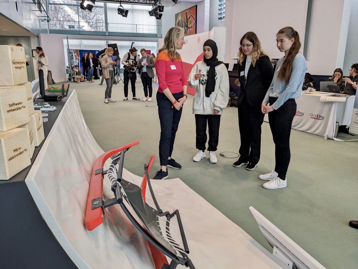 FujitsuPolicyDE tweet media