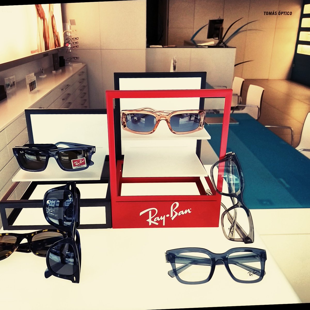 tomasoptico's tweet photo. Escaparate RayBan https://t.co/bNEi3BngCM