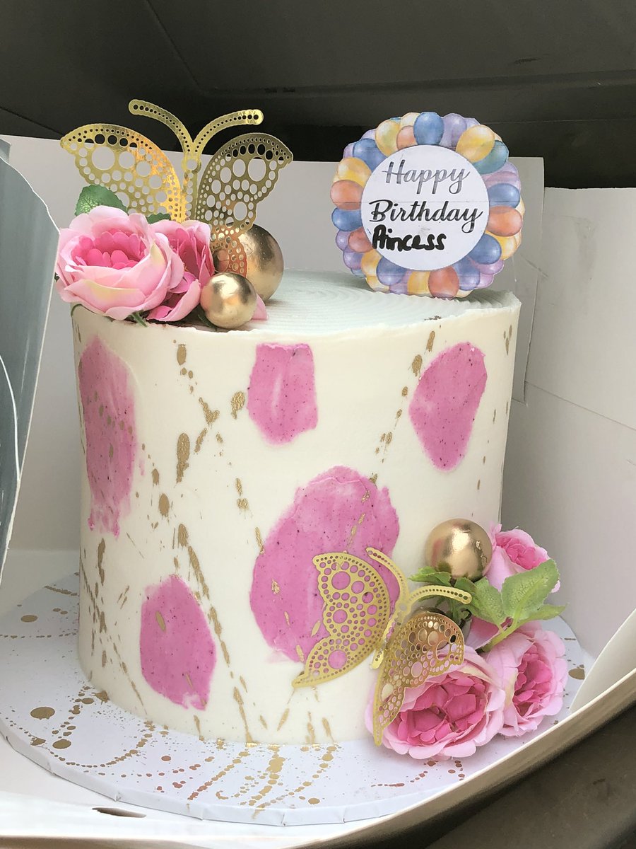 Riqueza_cakes's tweet photo. @mrmacaroni My name is omowunmi  and this is what I do for a living!
I bake yummy and affordable  cakes(*fondant;buttercream;whipped  cream) within Lagos!
I always  deliver! https://t.co/VxHvwFElbC