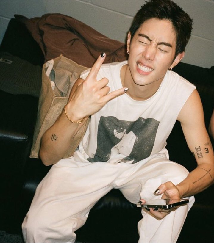 lady_PP1995's tweet photo. #อยากพาแฟนไปดูพี่จ๋าด้วยค่ะ อยากให้เขาเห��นว่าเพราะอะไรเราถึงรักเขาได้ขนาดนี้ เพราะอะไรอากาเซ่ถึงรักพี่ เพลงที่ชอบคือเพลงmy life ส่งเพลงนี้ให้แฟนฟังเพลงแรก ถ้ามีโอกาสอยากบอกพี่มาร์คว่ามาเป็นเขยไทยนะคะ😊 #MarkTuan #TheOtherSideAsiaTour https://t.co/zWXlSsDtLm
