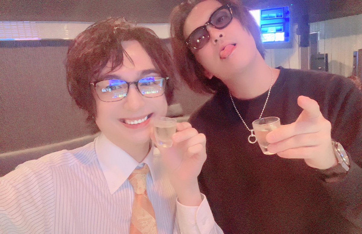 Touma5959's tweet photo. 先日、亮平さんと♪

仕事終わりのテキーラは効きますな⭐️

ありがとうございました！

本日もロマンスでお待ちしております🍻

#ロマンス　#ホスト　#歌舞伎町　#眼鏡
#テキーラ　#BAR29 https://t.co/xfUidTAbYl