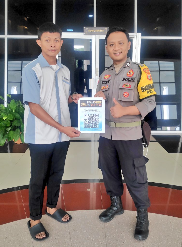 Bhabin_Botu's tweet photo. Sosialisasi QR CODE DUMAS PRESISI &amp; Layanan CALL CENTER 110 POLRI diarea Kantor DPRD Provinsi Gorontalo.

#KapolrestaGorontaloKota #ListyoSigitPrabowo #DivisiHumasPolri #Bhabinkamtibmas #PolsekKotaTimur https://t.co/IWPEL3OwUl