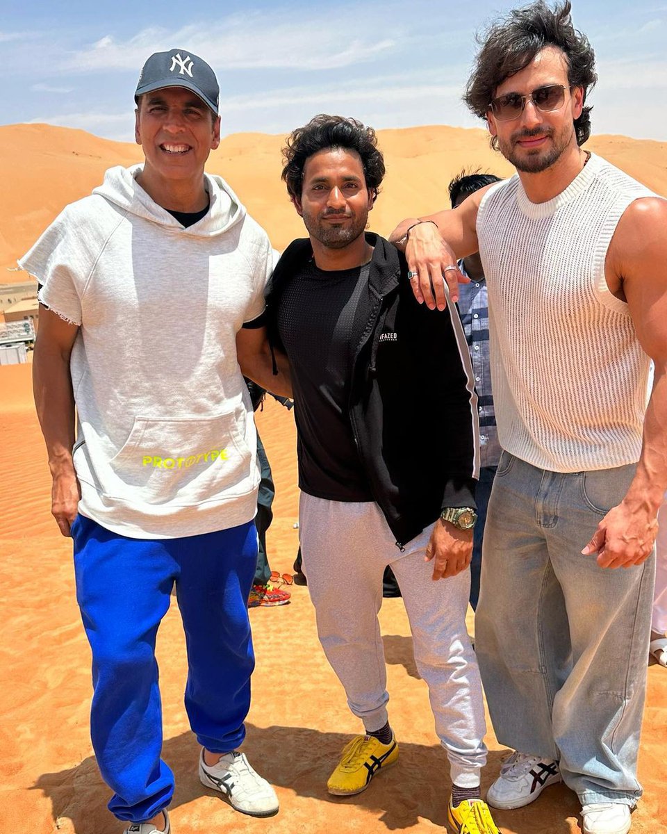 AKFansGroup's tweet photo. PHOTOS- #AkshayKumar𓃵 and #TigerShroff clicked on #BadeMiyanChhoteMiyan sets in Abu Dhabi recently. https://t.co/V05lpFQfgU